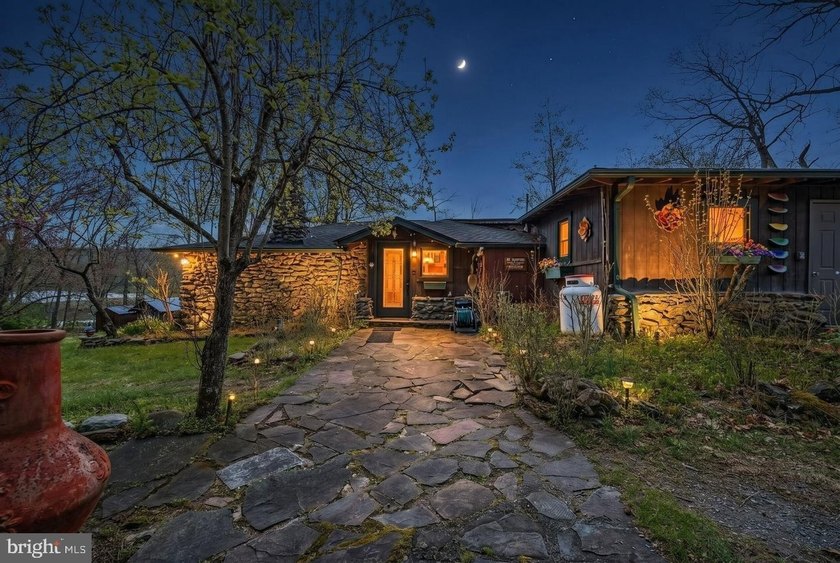 Two stone cottages. Two independent residences. One rare Pocono - photo 3