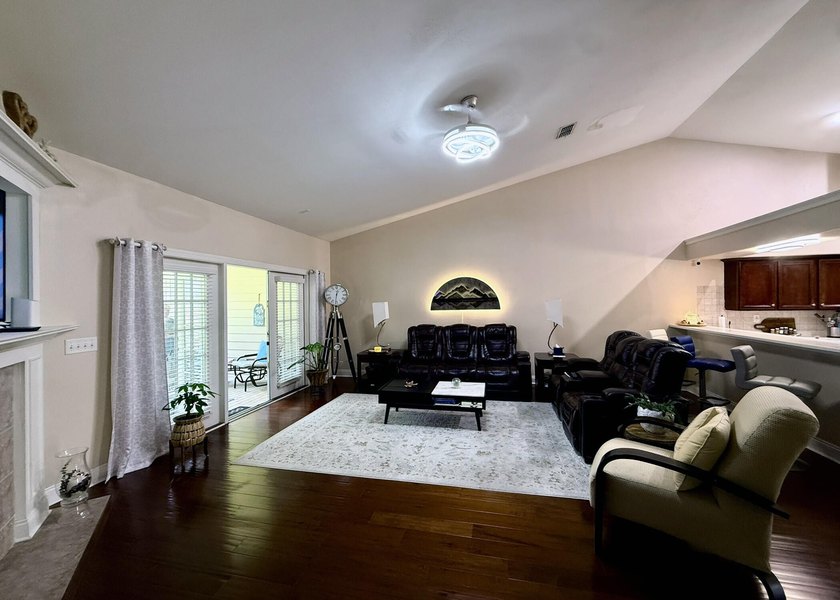 This beautiful, spacious home is located in the highly - photo 4