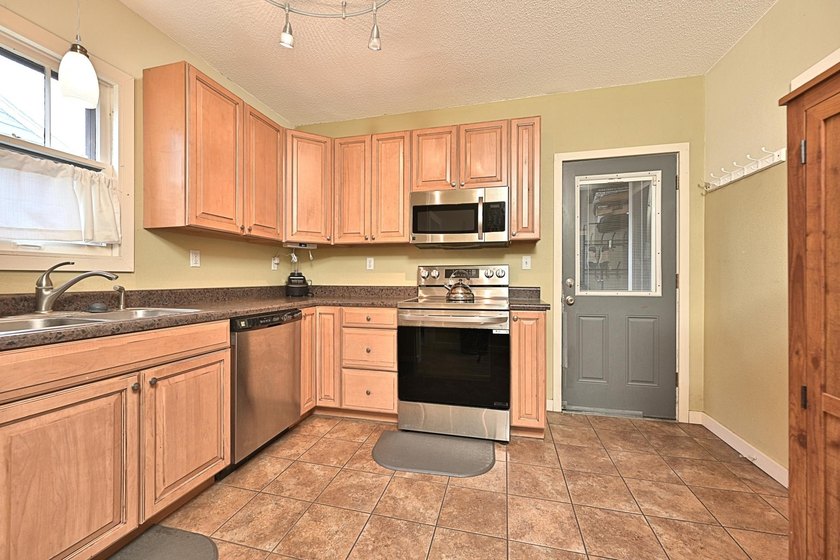 This is a very nice three-bedroom home with stainless steel - photo 7