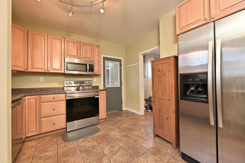 This is a very nice three-bedroom home with stainless steel - photo 8