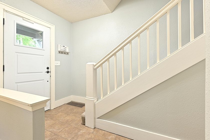 This is a very nice three-bedroom home with stainless steel - photo 9