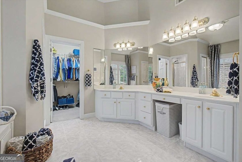 Meticulously maintained by the original owners, this ELEGANT - photo 29