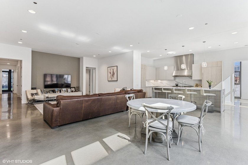 A Private West Loop Residence Designed for Those Who Expect More - photo 3