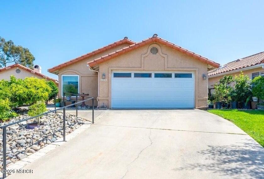 Welcome to easy living in this charming single-story home - photo 33