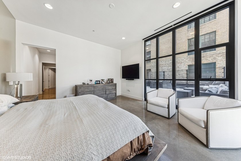 A Private West Loop Residence Designed for Those Who Expect More - photo 9