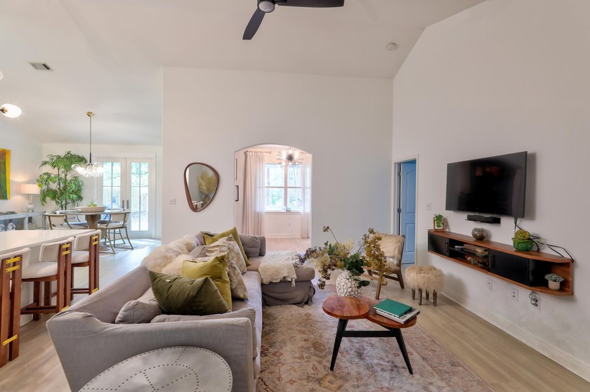 Welcome to your own private retreat in the highly sought-after - photo 5