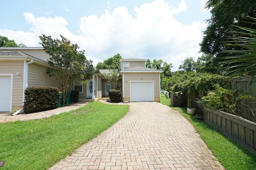 Welcome to this beautifully furnished end-unit townhome - photo 2