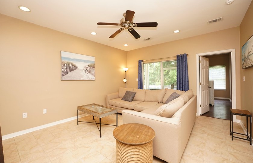 Welcome to this beautifully furnished end-unit townhome - photo 6