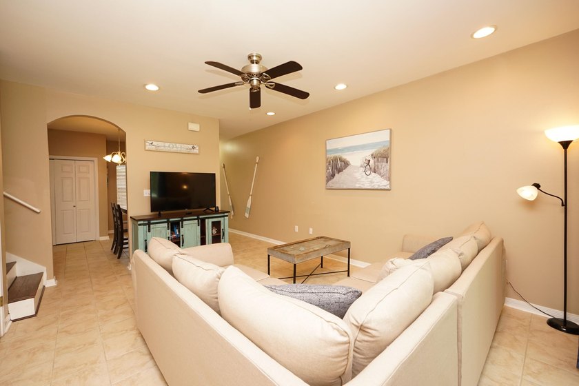 Welcome to this beautifully furnished end-unit townhome - photo 7