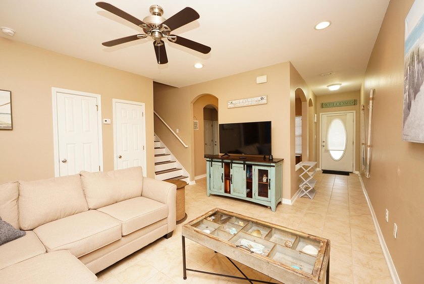 Welcome to this beautifully furnished end-unit townhome - photo 8