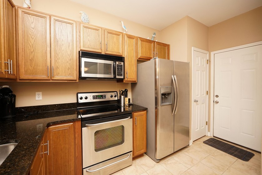 Welcome to this beautifully furnished end-unit townhome - photo 9