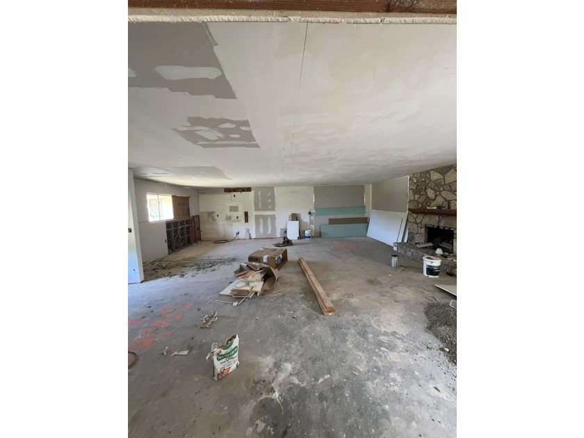 Incredible investor opportunity in Fallbrook! This 2,205 sq ft - photo 3