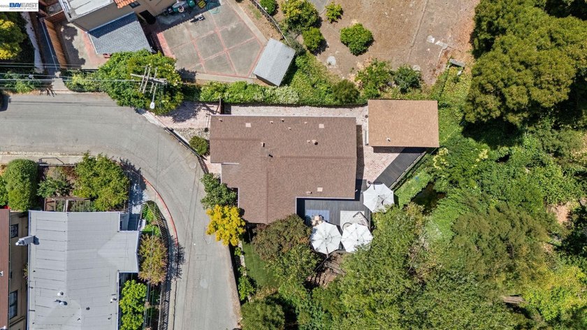 This cottage is tucked away on a quiet, non-through street and - photo 50