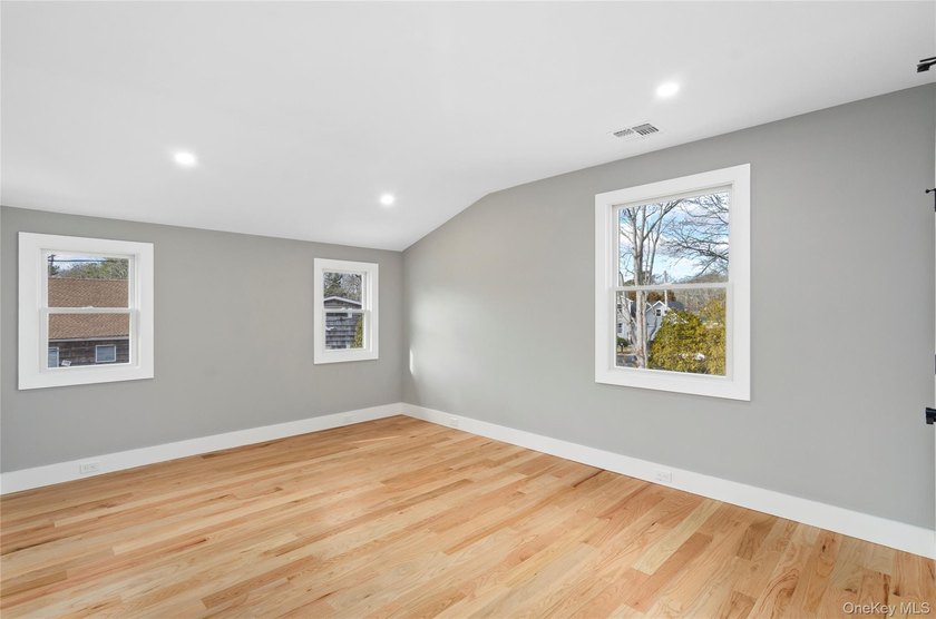 Stunning Newly Renovated Home in Hampton Bays! Welcome to this - photo 20