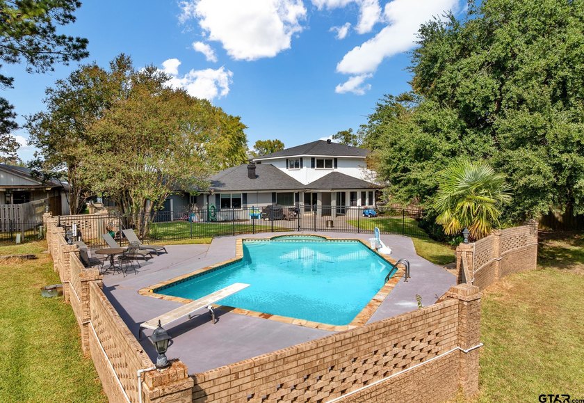 WELCOME TO LIFE IN EMERALD BAY! Situated on a spacious corner - photo 2
