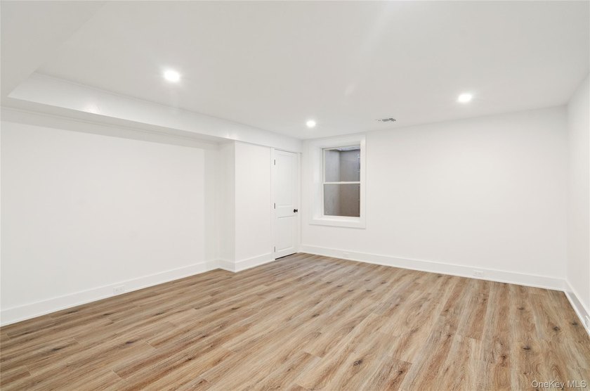 Stunning Newly Renovated Home in Hampton Bays! Welcome to this - photo 26