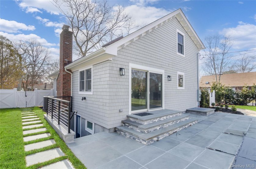 Stunning Newly Renovated Home in Hampton Bays! Welcome to this - photo 30