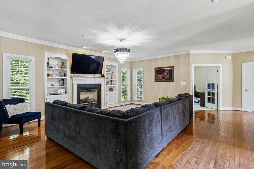 Welcome to refined living in the prestigious Beech Tree Gated - photo 9