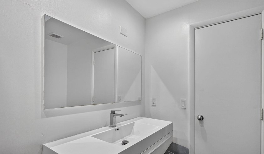 Beautifully updated and move-in ready, this charming villa is - photo 18