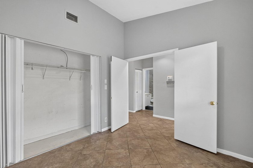 Beautifully updated and move-in ready, this charming villa is - photo 20