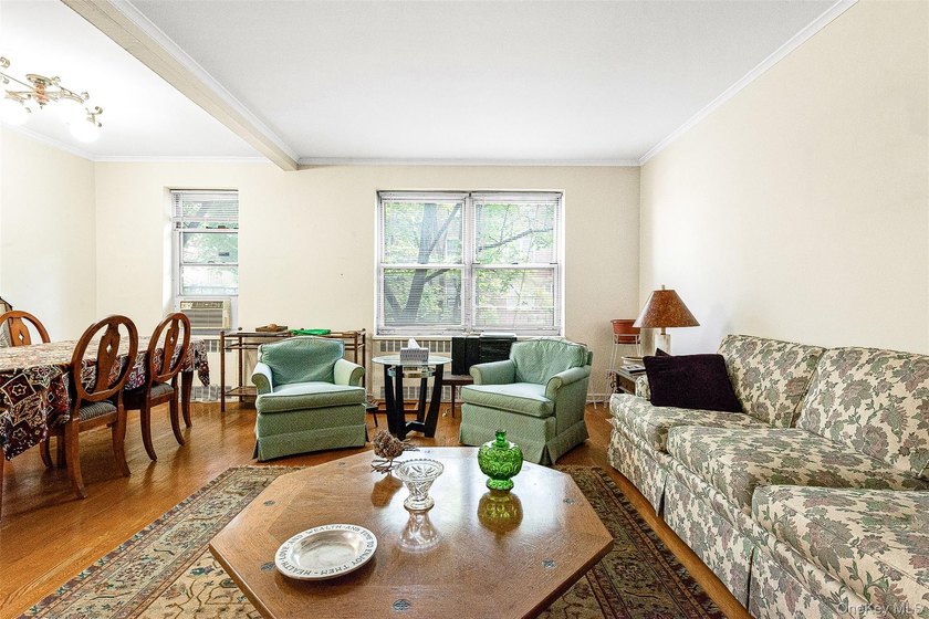Expansive 1 bedroom with a great layout and potential of a JR4 - photo 8