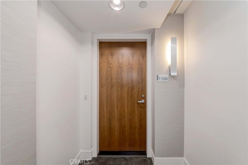 Stunning 15th floor with amazing city lights and mountain views - photo 2