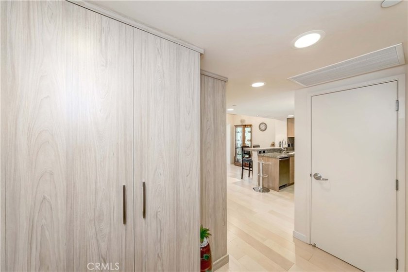 Stunning 15th floor with amazing city lights and mountain views - photo 4