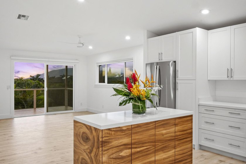 Renovated beach-style 3 bd, 2 ba home with 2 bd, 1 ba permitted - photo 3