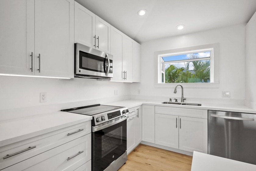 Renovated beach-style 3 bd, 2 ba home with 2 bd, 1 ba permitted - photo 4