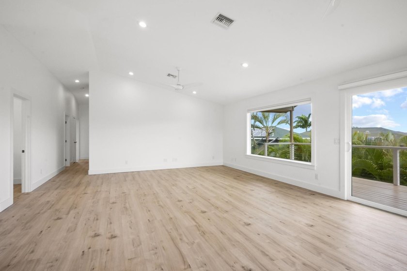 Renovated beach-style 3 bd, 2 ba home with 2 bd, 1 ba permitted - photo 6