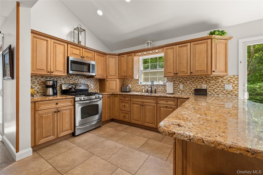 Beautifully maintained 4-bedroom Colonial located in the heart - photo 2