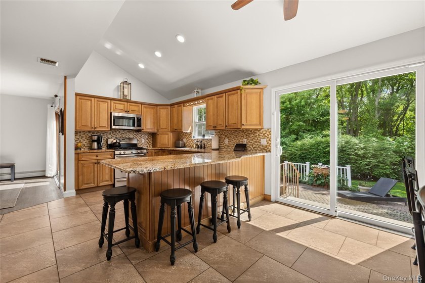 Beautifully maintained 4-bedroom Colonial located in the heart - photo 4