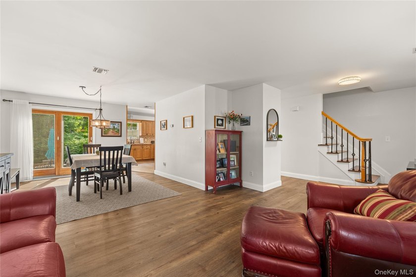 Beautifully maintained 4-bedroom Colonial located in the heart - photo 8