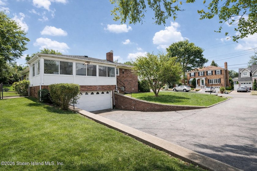 Welcome to this welcoming and sprawling mid-century modern - photo 4