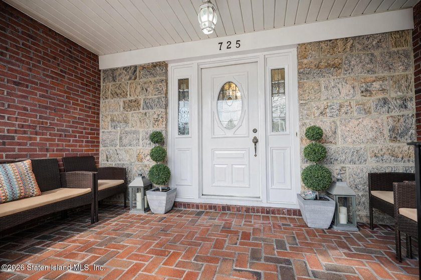Welcome to this welcoming and sprawling mid-century modern - photo 5