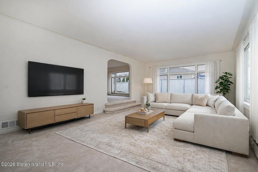 Welcome to this welcoming and sprawling mid-century modern - photo 8