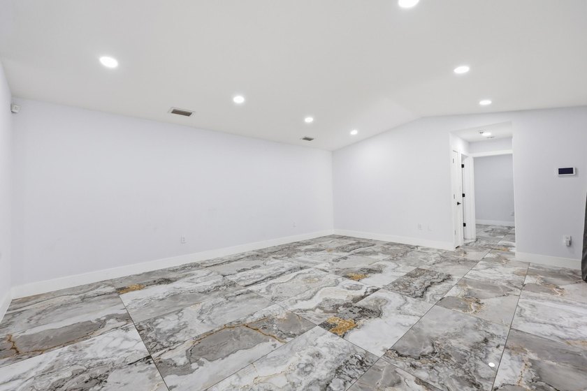 You'll love this beautifully updated corner unit, 2Bedroom - photo 4