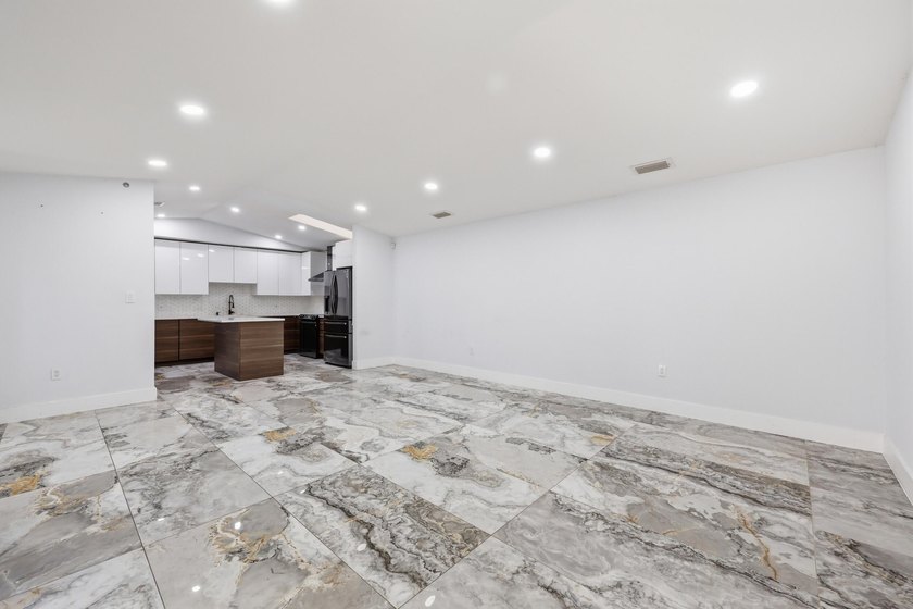 You'll love this beautifully updated corner unit, 2Bedroom - photo 5