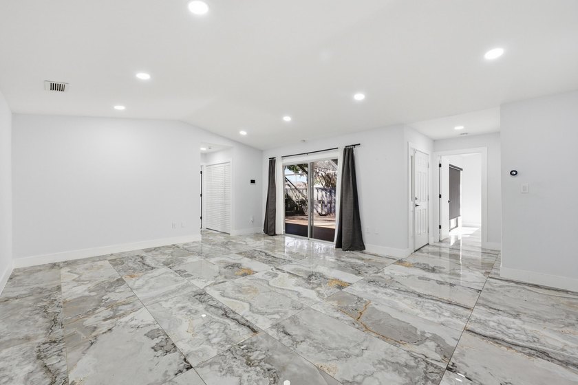You'll love this beautifully updated corner unit, 2Bedroom - photo 6