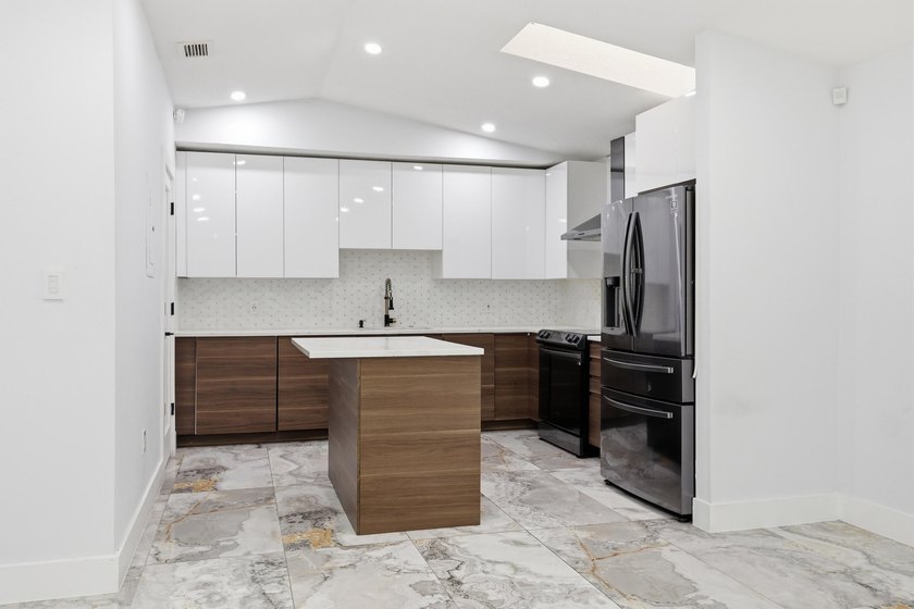 You'll love this beautifully updated corner unit, 2Bedroom - photo 9