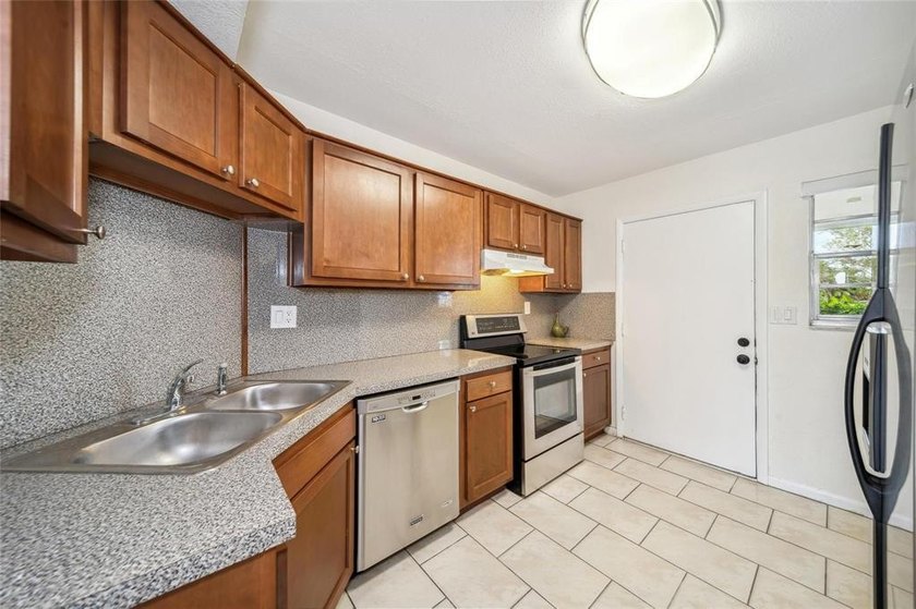 Briarwood Club in the heart of Coral Springs. Spacious 2-Beds - photo 6