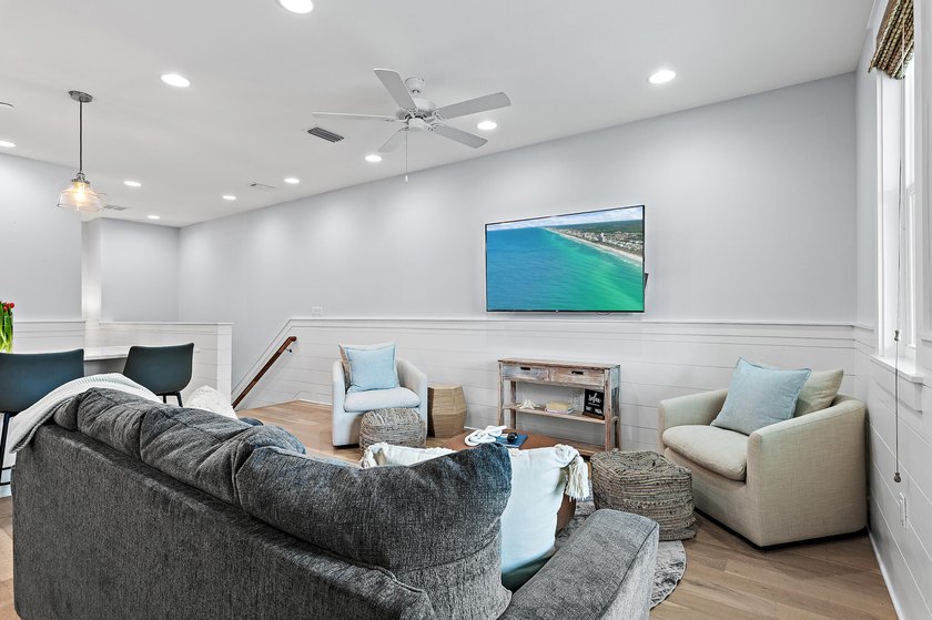 Ideally positioned overlooking the pool and just a short walk - photo 5