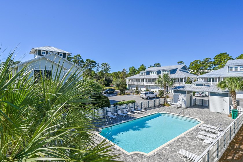 Ideally positioned overlooking the pool and just a short walk - photo 9
