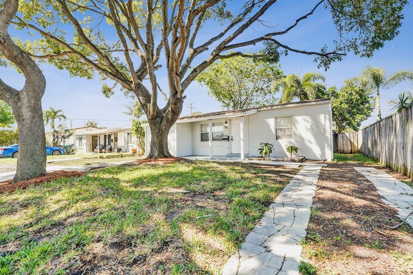 Beautiful 3/2 Single family home in Oakland park! Nicely - photo 2