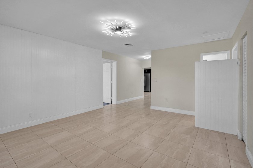 Beautiful 3/2 Single family home in Oakland park! Nicely - photo 5