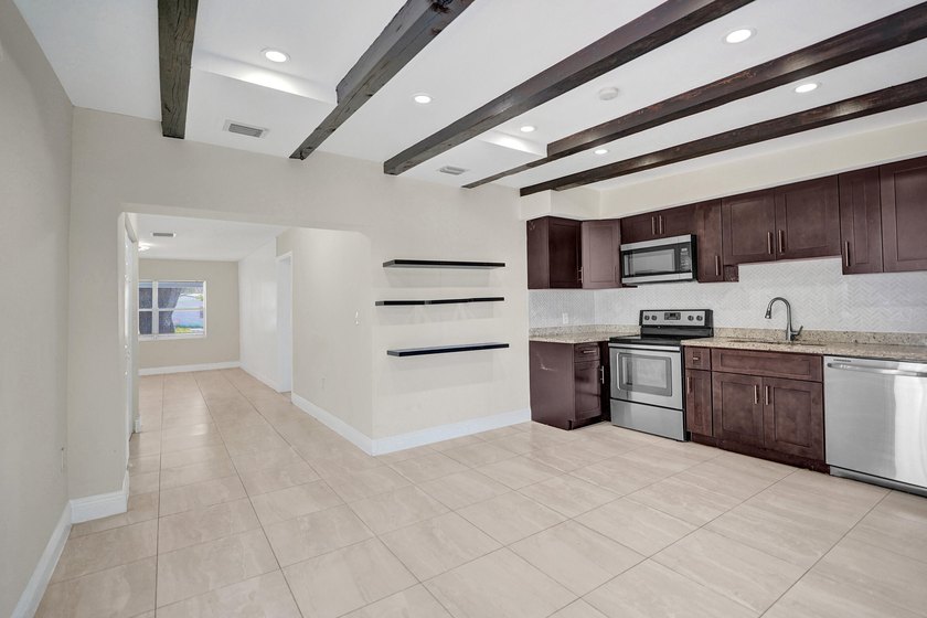 Beautiful 3/2 Single family home in Oakland park! Nicely - photo 6