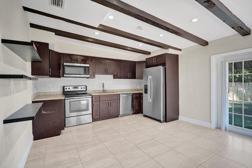 Beautiful 3/2 Single family home in Oakland park! Nicely - photo 7