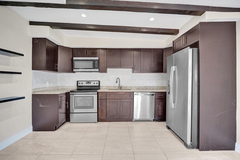 Beautiful 3/2 Single family home in Oakland park! Nicely - photo 8