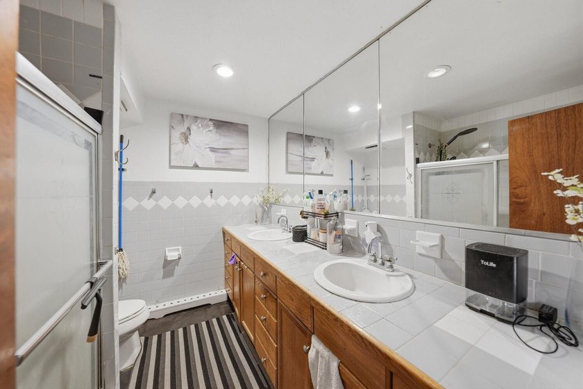 Move right into this spacious semi-detached two-family home - photo 10