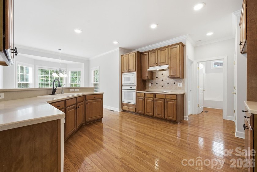 Stunning Brick Home in beautiful Hunter Oaks Subdivision with 3 - photo 11
